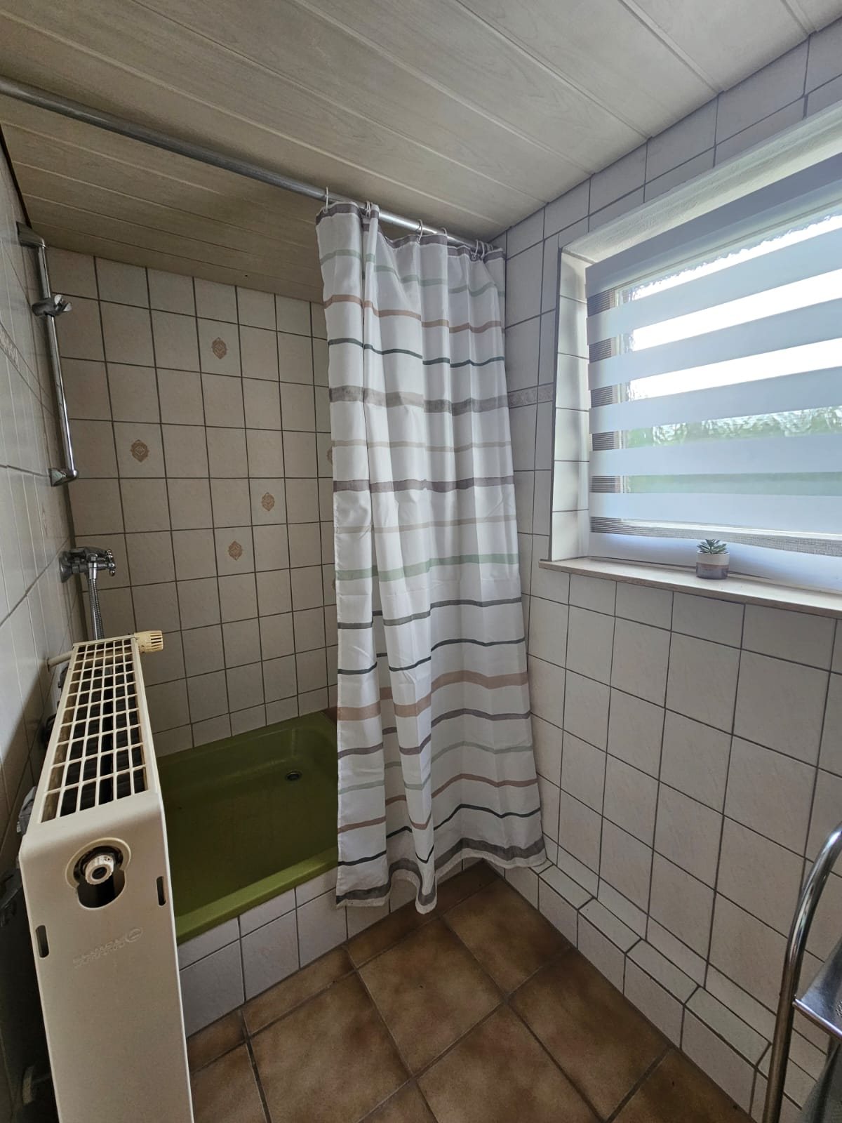 Bad mit Dusche und Fenster