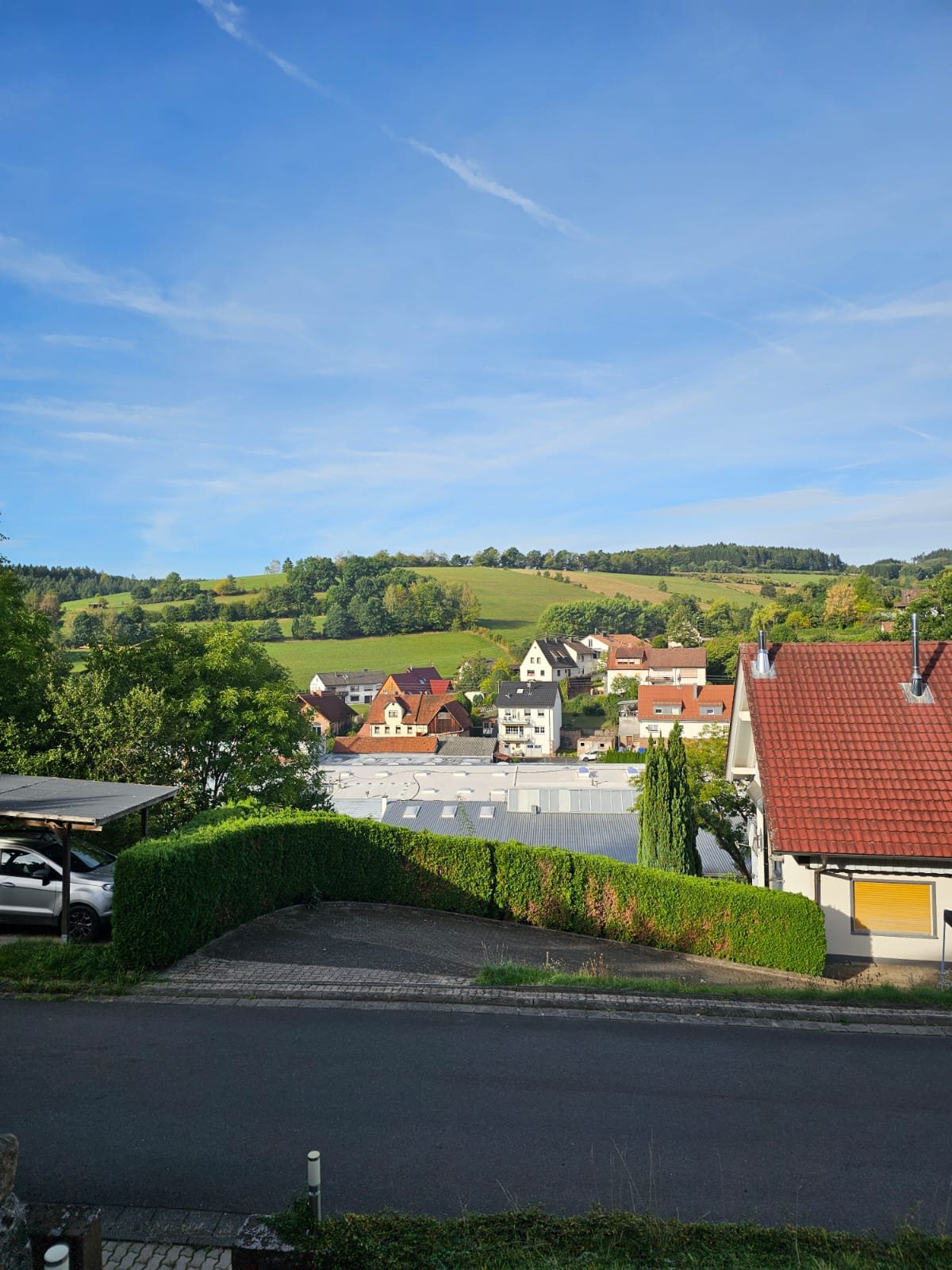Blick über Aura im Sinngrund und die umliegenden Hügel