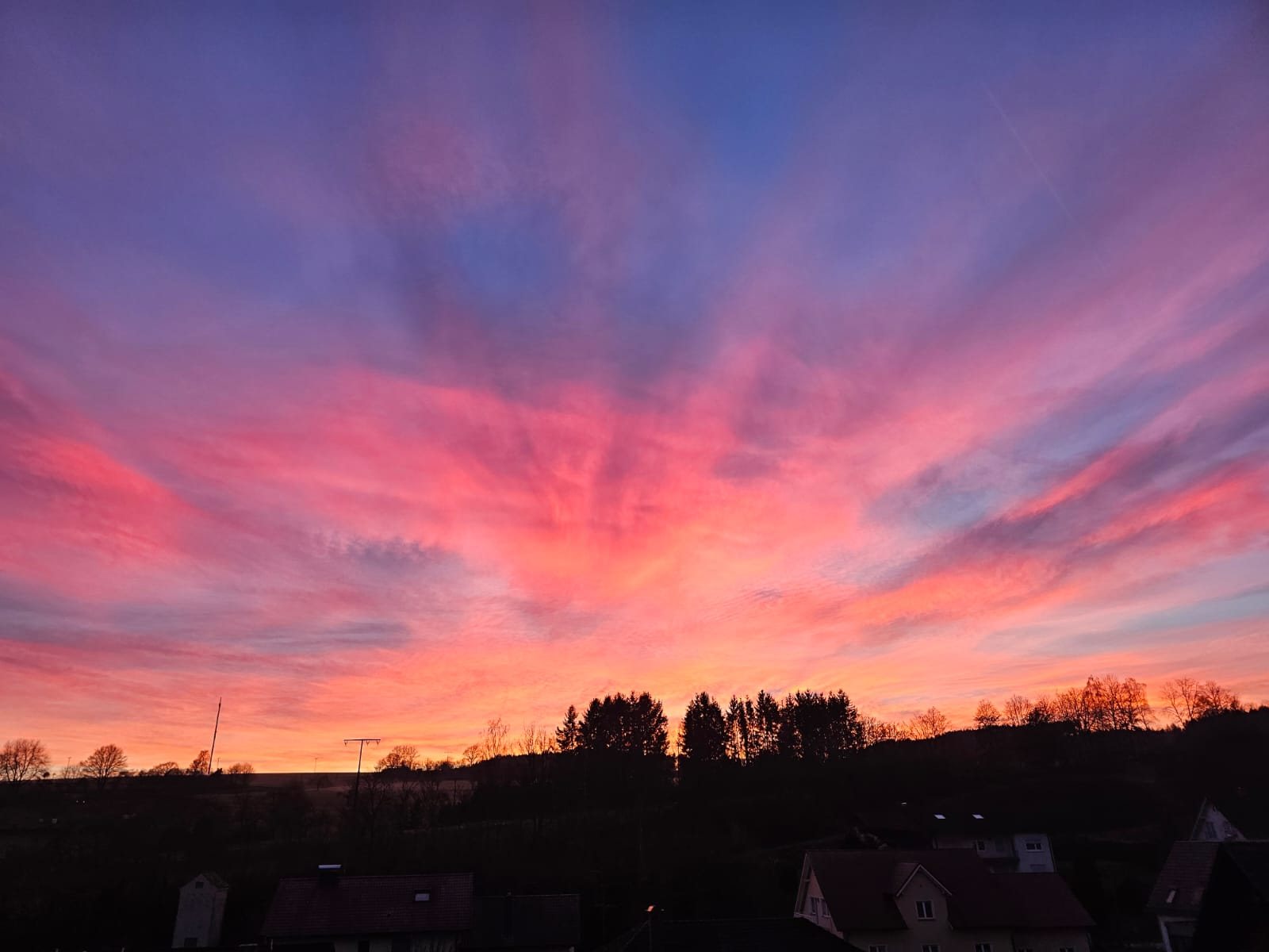 Farbenreicher Abendhimmel über dem Sinngrund